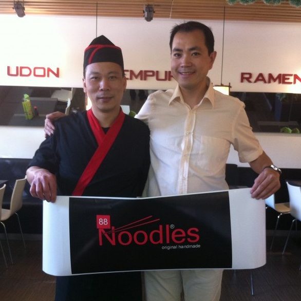 88Noodles stellt heute das erste Team-Mitglied vor, der ehemalige Chefkoch von Akakiko Herr Xie Hanjie. Er war zehn Jahre lang bei Akakiko und war für viele Rezepte verantwortlich. Seit zwei Jahren ist er der Inhaber von Ohh Sushi am Rathaus. Unter anderem zählen viele Spitzenpolitiker zu seinen Stammgästen. Wir haben ihn speziell für unsere große Eröffnung eingeladen, damit er unsere VIP-Gäste von Kaviarmaki bis Königsgarnelen verwöhnt. :)