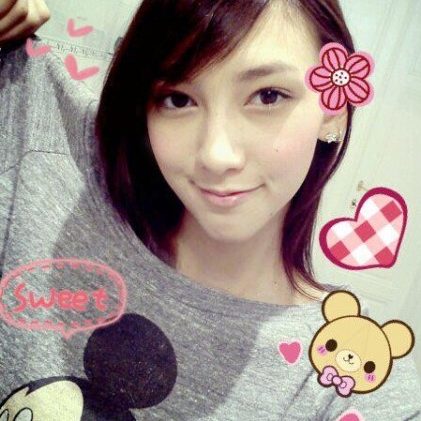 88Noodles stellt euch das achte Team-Mitglied, Baburu-Face Jimena Muchsel vor. Sie studiert Japanologie und arbeitet in ihrer Freizeit bei Baburu Gasometer. Ein großer Fan von K-POP und Manga Comics. In der Bubble Tea Szene ist Sie DAS bekannteste Gesicht und bei unseren Presseterminen steht sie Rede und Antwort. Wir haben sie speziell zur unserer Eröffnung eingeladen um unsere VIP-Gäste unseren Bubble Tea vorzustellen und wer Lust hat tanzt mir ihr Gangnamstyle Dance :)