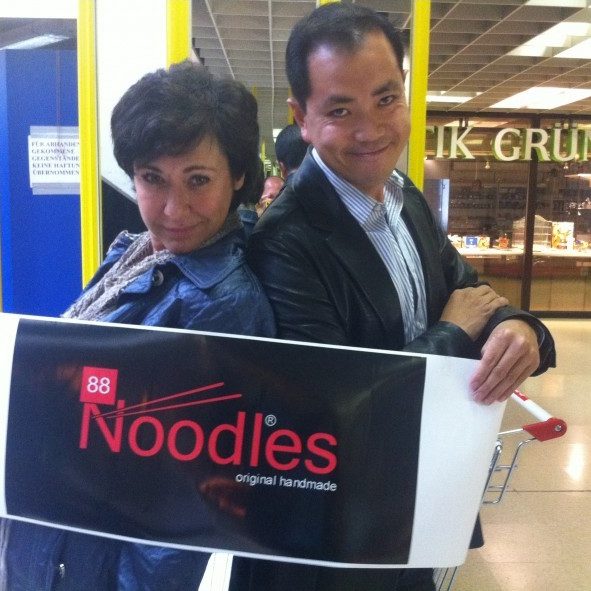 88Noodles stellt euch unseren ersten Stargast, Andrea Händler, vor. Sie ist eine der erfolgreichsten heimischen Schauspielerinnen und Kabarettistinnen. Filme wie Hinterholz 8, Freispiel, Poppitz und natürlich Muttertag machten Sie unvergesslich. Derzeit ist sie in ihrem erfolgreichen Kabarett-Stück „Naturtrüb“ zu sehen. Wir freuen uns wahnsinnig, dass sie zu unserer großen Eröffnung 2012 kommt :)
