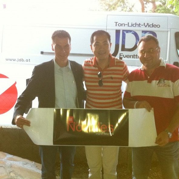88Noodles bedankt sich bei Thomas Pimskern Bank Austria und Christian Gassler Stadtdirektor Wien West für die Einladung vom Public Viewing. Danke fürs tolle Spiel (Spanien :D) und das ich mein Idol CARSTEN JANCKER treffen konnte. Und wir freuen uns auf euer Kommen zu unserer großen Eröffnung September 2012 :)