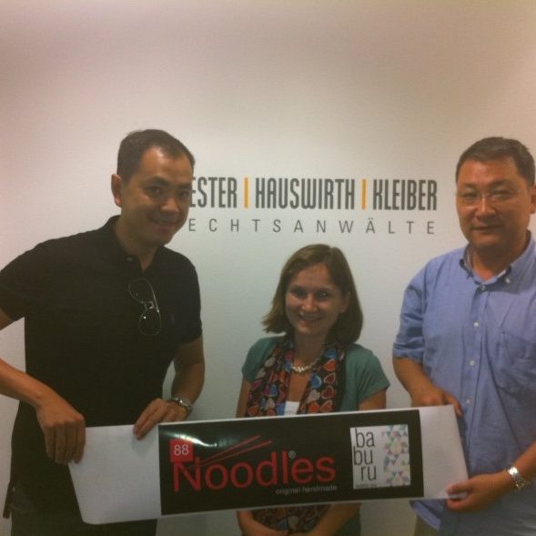 88Noodles geht ab heute offiziell eine Partnerschaft mit Baburu Bubble Tea ein! Abgesegnet wurde das Ganze von Rechtsanwältin Dr. Julia Hauswirth-Kleiber. Wir bedanken uns bei Helmut WANG, Inhaber von Baburu Großhandel und Europa Weekly Zeitung, für sein Vertrauen. Ab September eröffnet 88Noodles gleich zwei Filialen von Baburu. (Wohnpark Alterlaa U6 und Gasometer U3) NEU: Baburu gibt es auch auf der Kärntnerstraße (geführt von unseren stärksten Partner Dr. Chen Ansheng) Also TOI TOI TOI !!! Bei so einer Allianz ist die Marktführung in Österreich nicht mehr weit, aber davor freuen wir uns alle, auf unsere große Eröffnung September 2012 :)