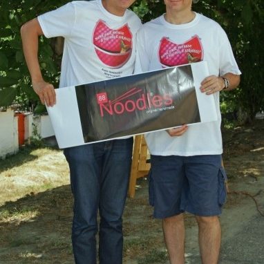 88Noodles stellt euch unseren Ehrengast, Gordon BAJNAI (ungarischer Ministerpräsident 2010), vor. Wir hoffen alle, dass du wieder für das Amt kandidierst und drücken dir fest die Daumen. Danke Gordon für die Einladung zu dem größten Fest in deiner Geburtsstadt Baja. Wie immer habt ihr es so toll organisiert (bei über Hundert geladenen internationalen Gäste), einfach GRANDIOS. Wir freuen uns alle auf dein Kommen Ende September zur unserer großen Eröffnung! :D