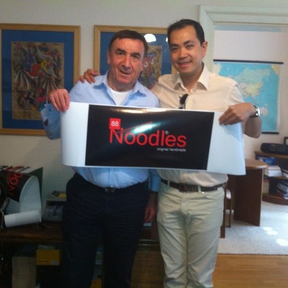 19 Tage bis zur Eröffnung 88Noodles/Baburu Alterlaa :) 88Noodles bedankt sich besonders bei George Bajnai, Geschäftsführer und Inhaber von G&F Handels GmbH, für die Glückwünsche zu unserer baldigen Eröffnung. Wir wünschen natürlich viel Glück für seinen…Sohn Gordon Bajnai (voriger Ministerpräsident von Ungarn) für die Wiederwahl zur neuen Ministerpräsident von Ungarn. Eine große Ehre für uns, dass die Familie Bajnai zu unserer VIP-Eröffnung kommen :D