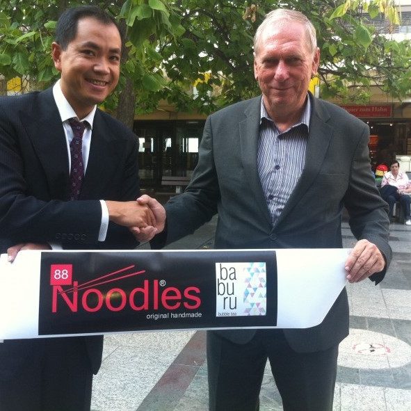 16 Tage bis zur Eröffnung 88Noodles/Baburu Alterlaa :) 88Noodles bedankt sich bei Dr. Friedrich Maierhofer, Vorstand GESIBA, für die Projekte Gasometer, Alterlaa und? Neugierig? (Verraten erst nach der Eröffnung Alterlaa) Aber jetzt freuen wir uns auf sein Kommen zu unserer VIP-Eröffnung. Ohne GESIBA wäre das alles nicht möglich. Unendlichen DANK :D